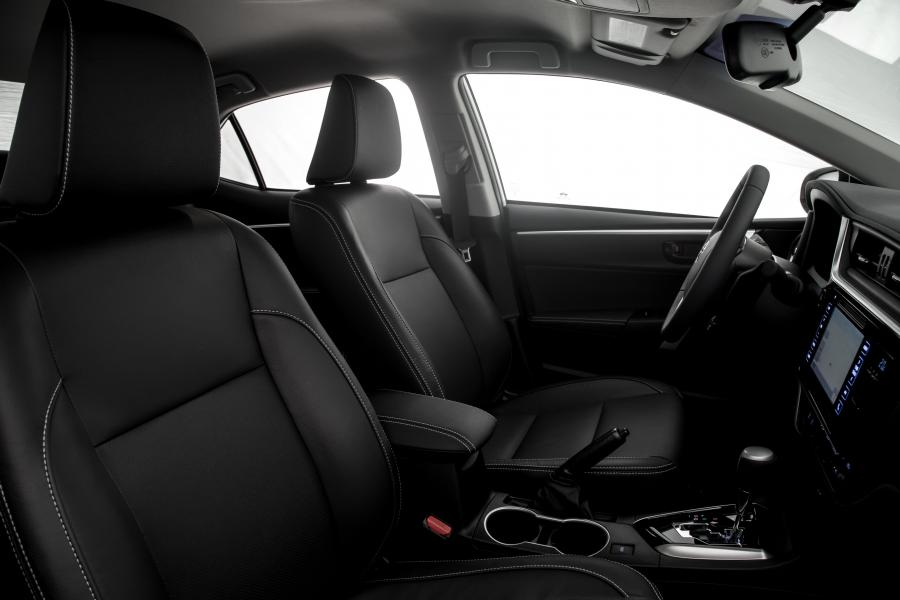 Интерьер Toyota Corolla XRS 2017 года  (LA) (фото 10 из 22)